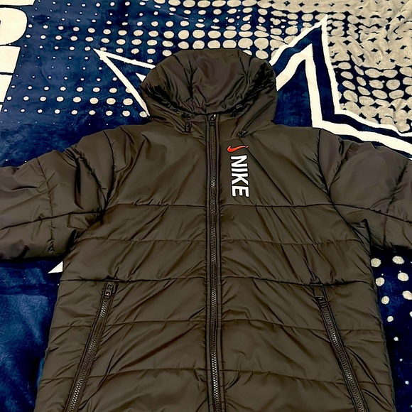 I’m selling a Nike Sportswear Hybrid Therma-Fit Synthetic Fill Jacket size L
